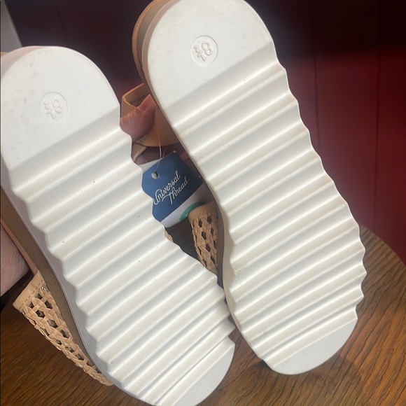 Universal Thread Tan and White Wedge Sandals - Picture 7 of 9